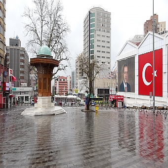  Bursa'da meydanlar güvercinlere kaldı
