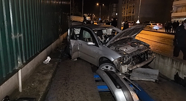 Bıçaklı kavga sonrası olay yerinden kaçan şüpheliler kaza yaptı: 1 ölü, 2 yaralı