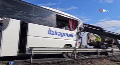 Yolcu otobüsü kamyona arkadan çarptı: 3 ölü, 33 yaralı