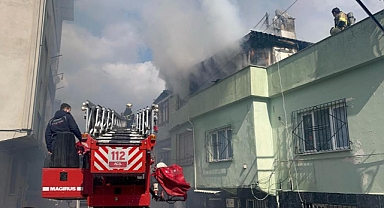 3 katlı binanın çatı katı alevlere teslim oldu
