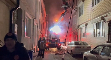 Bursa'da korkutan yangın: Alevlerle mücadele eden ekiplerin üzerine elektrik teli düştü