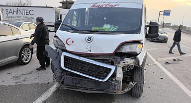 Bursa'da öğrenci servisi otomobille çarpıştı: 6'sı öğrenci 10 yaralı