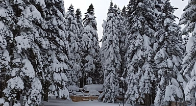 Bursa Uludağ'da kar kalınlığı 1 metreye yaklaştı.