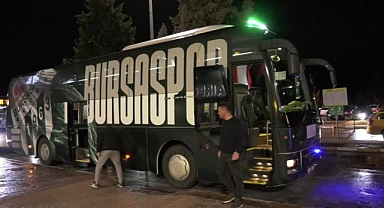 Bursasporlu taraftarlar takımı havaalanında karşıladı
