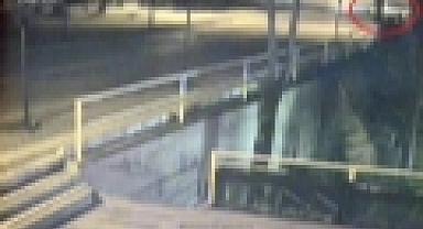 Orta refüje çıkan sürücü hiçbir şey yokmuş gibi yoluna devam etti