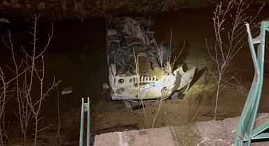 Seyir halindeyken uyuyakalan alkollü sürücü, aracıyla dereye uçtu