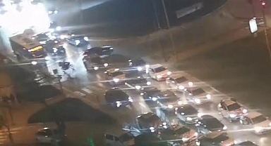 Yoğun trafiği hiçe saydılar, yolu kesip böyle eğlendiler