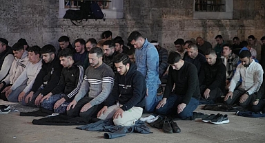 Bursalılar ilk teravih için Ulu Cami'ye koştu