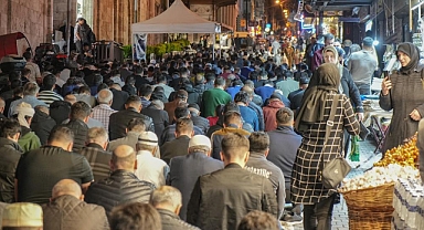 Bursalılar Kadir Gecesi'nde Ulu Cami'ye akın etti
