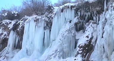 Erzincan buz kesti: Girlevik Şelalesi’nde uzunluğu 2 metreyi aşan buz sarkıtları oluştu