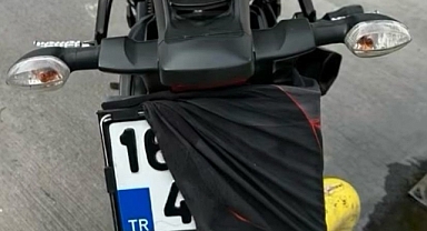 Kendisini yakalayan polisle hatıra fotoğrafı çektirdi...