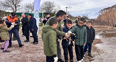Minik öğrenciler, avuçlarına sığmayan ördekleri doğaya saldı