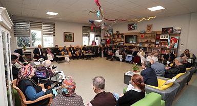 Vali Ayyıldız, bayram öncesi çocukları ve büyükleri unutmadı