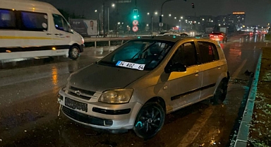 Yağış sebebiyle kayan otomobil, trafik ışıklarında bekleyen araca çarptı: 5 yaralı