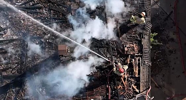 Alev alev yanan köy evi havadan böyle görüntülendi