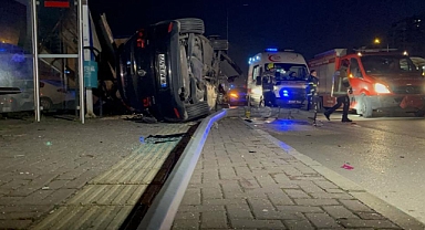 Aydınlatma direğine ve reklam panosuna çarpan araç takla attı: 1 ölü, 1 yaralı