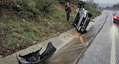 Bursa’da kontrolden çıkan otomobil kanala devrildi: 2 yaralı