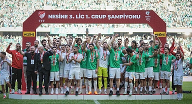 Bursaspor, şampiyonluk kupasını kaldırdı