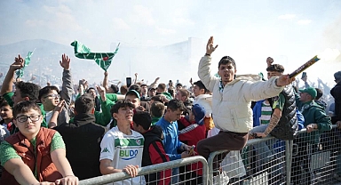 Bursasporlu taraftarlardan şampiyonluk coşkusu