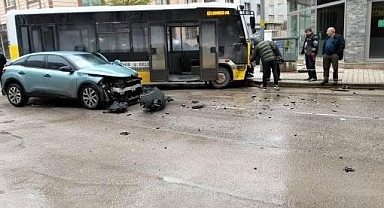 Halk otobüsü ile otomobil çarpıştı: 3 yaralı