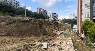 Belediyenin hafriyat aldığı yerde yol çöktü