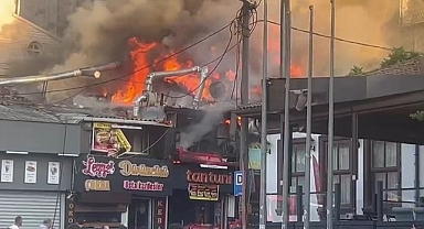 Bursa’da tarihi semtte yangın çıktı, 2 dükkan alevlere teslim oldu