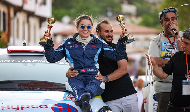 Dünyadaki ilk ve tek engelli kadın ralli pilotundan çifte podyum