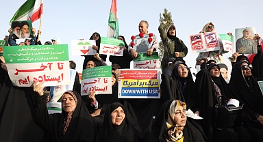 İran’da on binlerce kişi, ateşkes sonrası zafer kutlaması yaptı