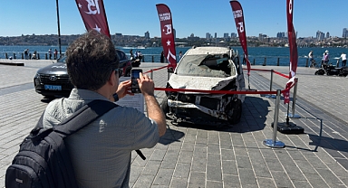 15 Temmuz’da tankın ezdiği otomobil Üsküdar’da sergileniyor