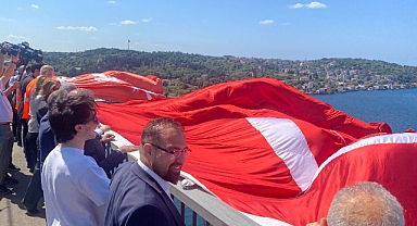 15 Temmuz Şehitler Köprüsü’ne dev Türk bayrağı asıldı