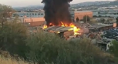 Bursa'da bitmek bilmeyen hurdacı yangını,