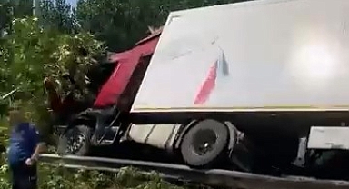 Bursa'da kontrolden çıkan tır devrildi