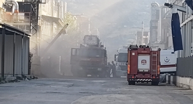 Bursa'da mobilya fabrikası alev alev yandı