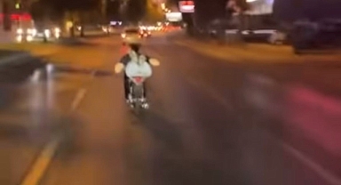 Bursa'da motosiklete uzanarak gitti, canını hiçe saydı