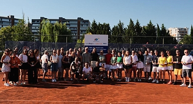 Bursa'da raketler Prof. Dr. Ayhan Kızıl için sallandı, şampiyonlar kupalarını ald