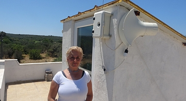 Ezan sesini duyabilmek için köydeki evinin çatısına sistem kurdu