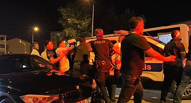 Gençler arasındaki kavga kamerada... Polis biber gazı sıktı, gözaltına aldı