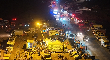 Gözlerini kırpmadan alevlerle mücadele için koşuşturuyor