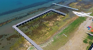 İznik Gölü'nde korkutan görüntü...En büyük iskelesi karaya oturdu