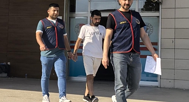 Jandarma aranan zanlıyı kız arkadaşıyla kafede çay içerken yakaladı