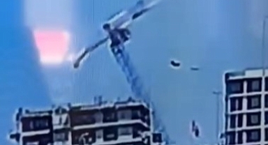 Kule vinç böyle devrildi, sahada çalışan Suriyeliler savaş çıktı zannetti