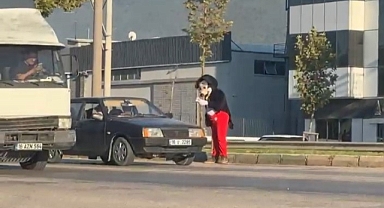 Mickey Mouse kostümlü mendil satıcısına büyük ilgi