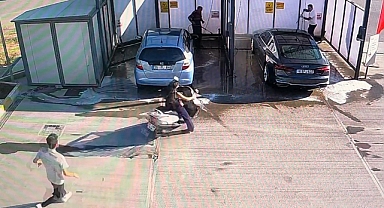 Motosikletli genç kız benzinlikte yıkanan otomobile çarptı: Yakıt istasyonundaki kaza kamerada