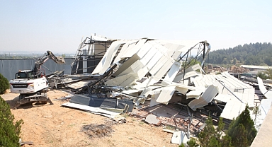 Nilüfer'de iki kaçak yapı yıkıldı