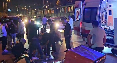 Otomobil elektrikli motosiklete çarptı: 3 yaralı