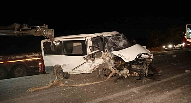 Otomobil ile minibüs kafa kafaya çarpıştı: 2’si ağır 5 yaralı