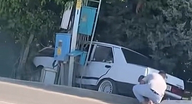 Otomobil kontrolden çıktı, önce direğe sonra evin koruma tellerine çarptı : 1 yaralı