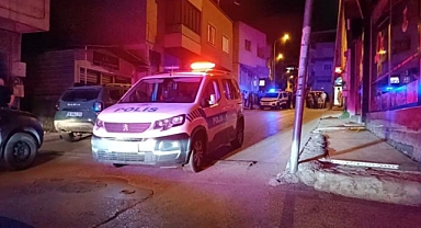 Polisin yakaladığı şüpheliyi korumak için polisleri böyle ezdi