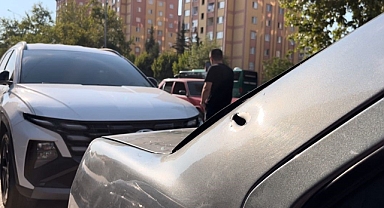 Rastgele ateş açtı, kurşunlar otomobillere isabet etti