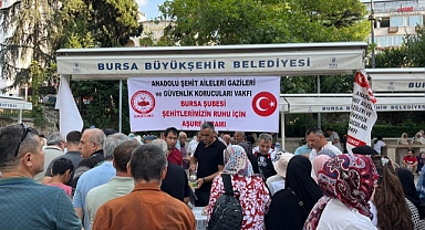 Şehitlerin hayrına aşure dağıttılar